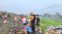 Petugas KAI Daop 4 Semarang lakukan sosialisasi larangan beraktivitas di jalur kereta api. (matasemarang.com/Lia Dina) Petugas KAI Daop 4 Semarang lakukan sosialisasi larangan beraktivitas di jalur kereta api. (matasemarang.com/Lia Dina)