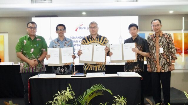 Direktur Digital dan Bisnis Konsumer Bank Jateng Eko Tri Prasetyo saat penandatanganan kerja sama KKB di Semarang, Rabu 25 Februari 2026 (foto: Bank Jateng)