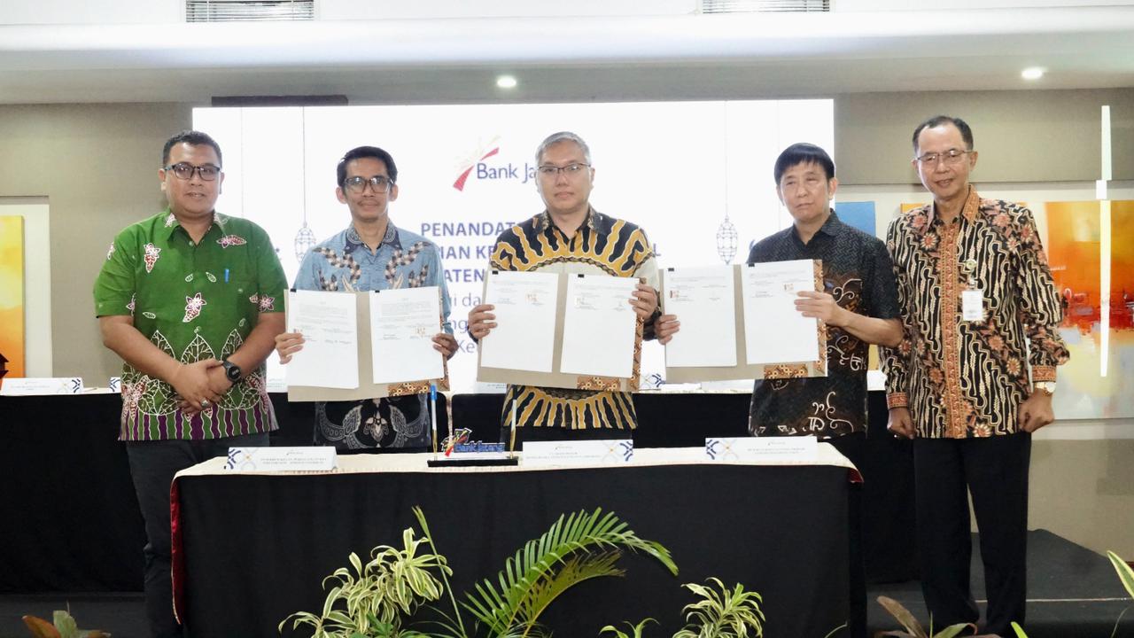 Direktur Digital dan Bisnis Konsumer Bank Jateng Eko Tri Prasetyo saat penandatanganan kerja sama KKB di Semarang, Rabu 25 Februari 2026 (foto: Bank Jateng)