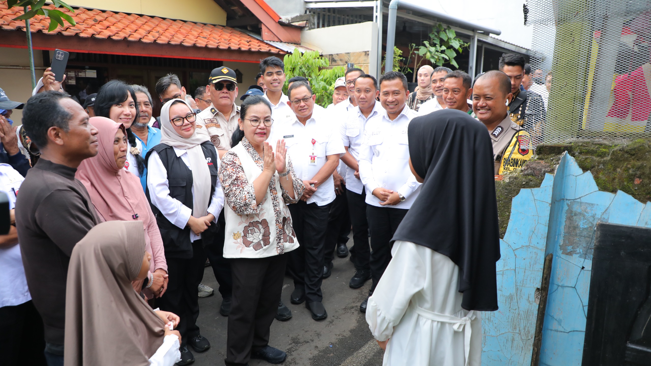 Wali Kota Semarang meninjau rumah warga roboh akibat angin puting beliung. (matasemarang.com/Lia Dina) Wali Kota Semarang meninjau rumah warga roboh akibat angin puting beliung. (matasemarang.com/Lia Dina)