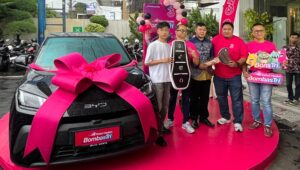 Penyerahan hadiah program bombasTri.(matasemarang.com/Lia dina)