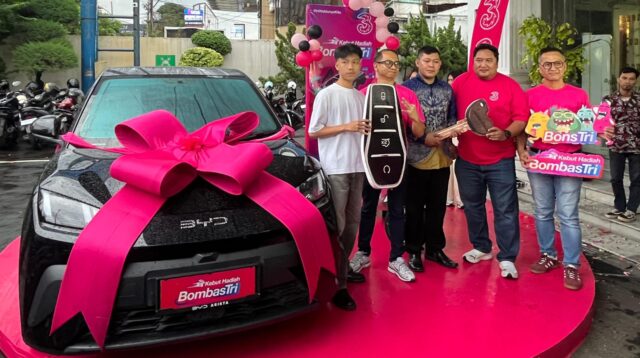 Penyerahan hadiah program bombasTri.(matasemarang.com/Lia dina)