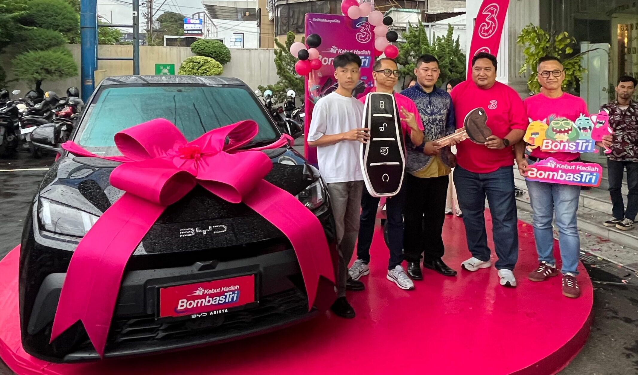 Penyerahan hadiah program bombasTri.(matasemarang.com/Lia dina)