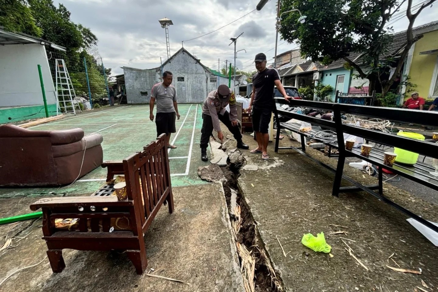 Fasilitas umum seperti pos kamling dan balai RT di Sendangmulyo rusak akibat tanah ambles (foto: Polsek Tembalang) Fasilitas umum seperti pos kamling dan balai RT di Sendangmulyo rusak akibat tanah ambles (foto: Polsek Tembalang)