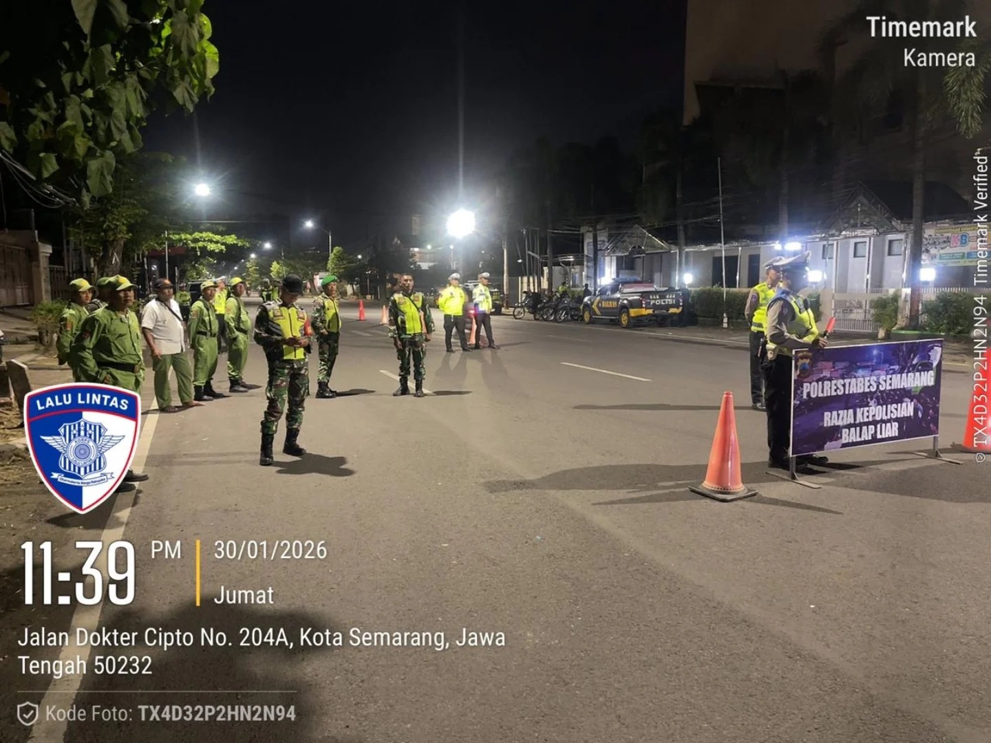 Petugas gabungan saat melakukan razia di Jalan Dr. Cipto, Jumat 30 Januari 2026 malam (foto: Polrestabes Semarang)