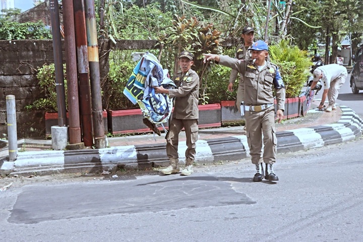 Satpol PP Kabupaten Semarang menurunkan reklame liar di Ungaran untuk menjaga ketertiban (foto: Pemkab Semarang)
