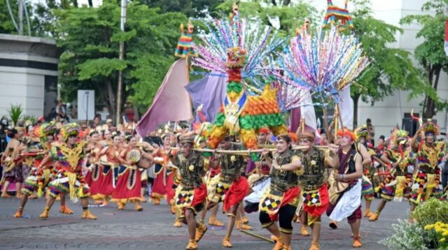 Karnaval Dugderan dari Balai Kota menuju Masjid Agung Jawa Tengah (foto: ANT) Karnaval Dugderan dari Balai Kota menuju Masjid Agung Jawa Tengah (foto: ANT)
