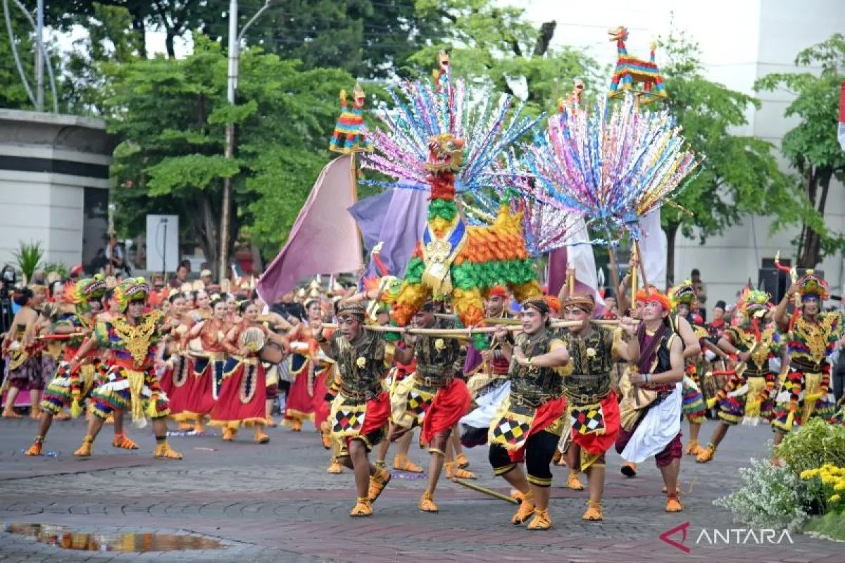 Karnaval Dugderan dari Balai Kota menuju Masjid Agung Jawa Tengah (foto: ANT)