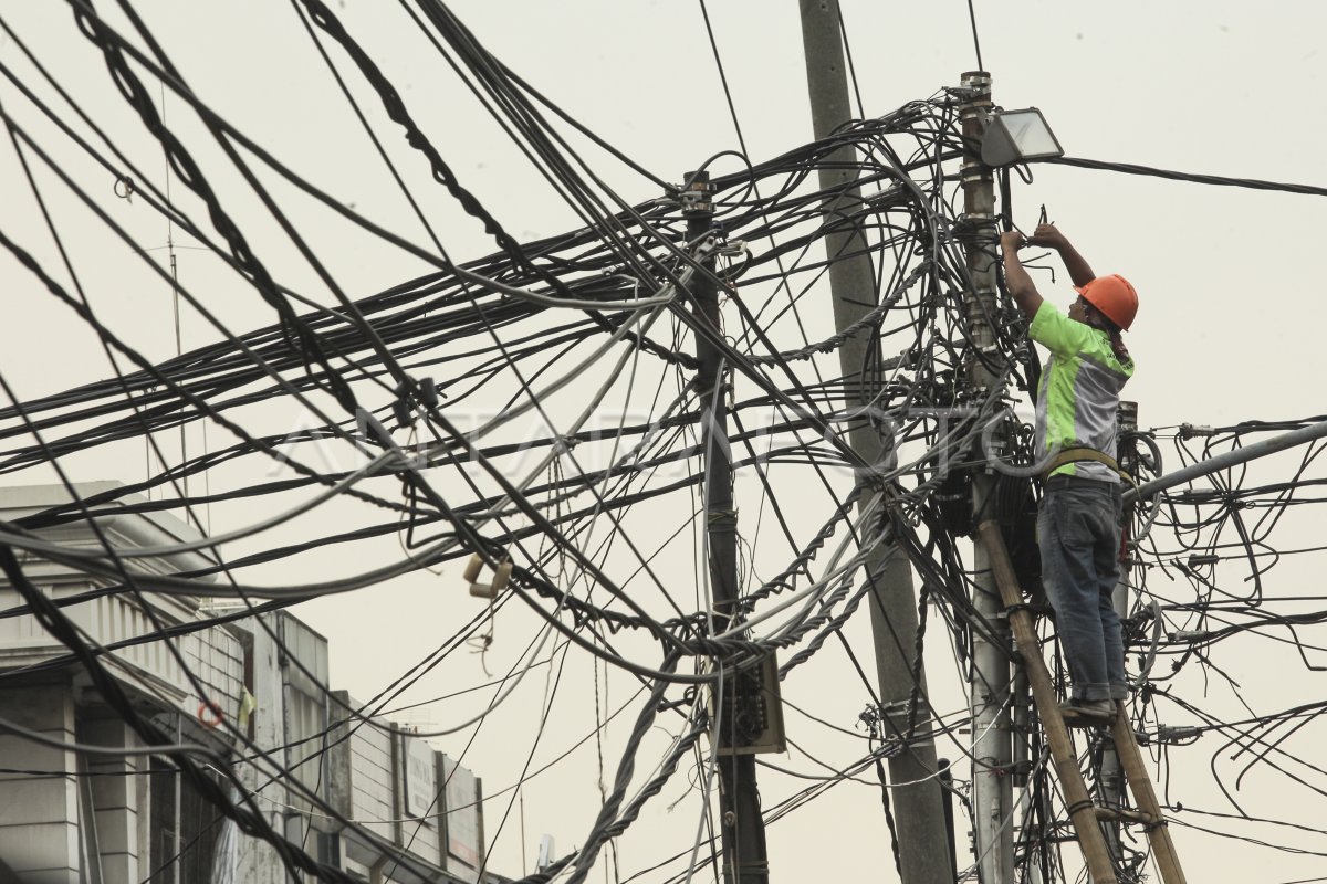 kabel-semrawut-di-jakarta-f2j8-dom