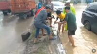 Pembongkaran median jalan akibat luapan air Kali Babon (foto: Polsek Genuk) Pembongkaran median jalan akibat luapan air Kali Babon (foto: Polsek Genuk)