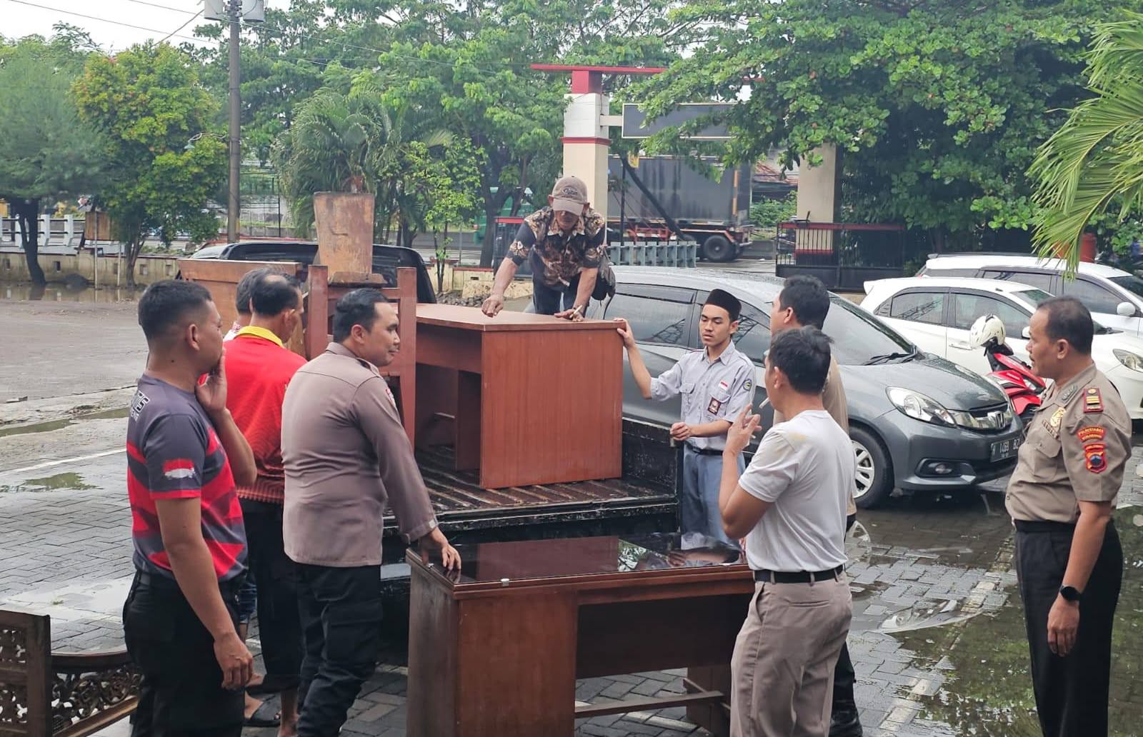 Personel Polsek Genuk bergotong royong memindahkan fasilitas kantor demi menjaga kelancaran pelayanan Masyarakat (foto: Polsek Genuk) Personel Polsek Genuk bergotong royong memindahkan fasilitas kantor demi menjaga kelancaran pelayanan Masyarakat (foto: Polsek Genuk)