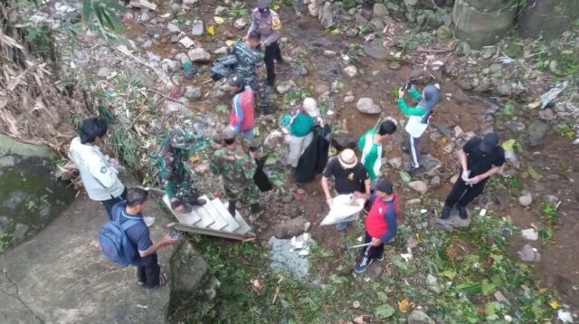 TNI, Polri, dan warga Banyumanik bergotong royong membersihkan Kali Jaten dalam peringatan HPSN 2026, Sabtu 21 Februari 2026 (foto: Polsek Banyumanik)
