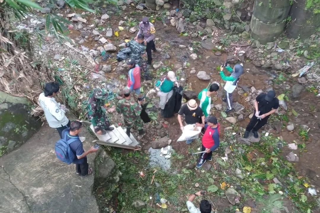TNI, Polri, dan warga Banyumanik bergotong royong membersihkan Kali Jaten dalam peringatan HPSN 2026, Sabtu 21 Februari 2026 (foto: Polsek Banyumanik) TNI, Polri, dan warga Banyumanik bergotong royong membersihkan Kali Jaten dalam peringatan HPSN 2026, Sabtu 21 Februari 2026 (foto: Polsek Banyumanik)