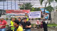 Sosialisasi keselamatan berlalu lintas dilakukan sambil berbagi sarapan dalam kegiatan Jumat Berkah, Jumat 6 Februari 2026 (foto: Polsek Pedurungan)