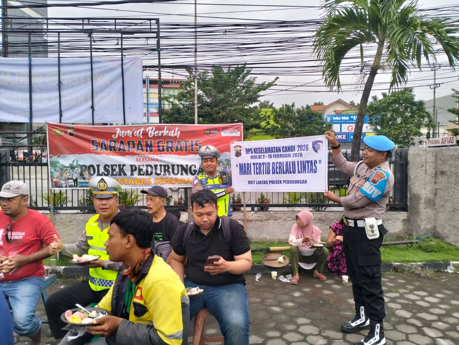 Sosialisasi keselamatan berlalu lintas dilakukan sambil berbagi sarapan dalam kegiatan Jumat Berkah, Jumat 6 Februari 2026 (foto: Polsek Pedurungan) Sosialisasi keselamatan berlalu lintas dilakukan sambil berbagi sarapan dalam kegiatan Jumat Berkah, Jumat 6 Februari 2026 (foto: Polsek Pedurungan)
