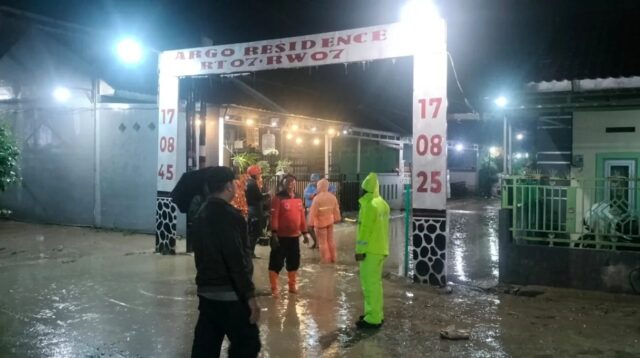 Kapolsek Tembalang Kompol Kristiyastuti Handayani meninjau lokasi banjir di Rowosari, Senin 16 Februari 2026 (foto: Polsek Tembalang)
