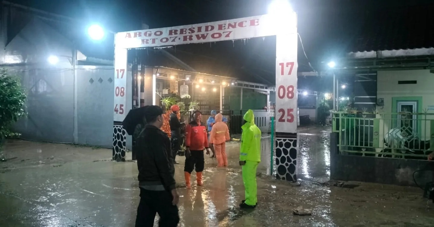 Kapolsek Tembalang Kompol Kristiyastuti Handayani meninjau lokasi banjir di Rowosari, Senin 16 Februari 2026 (foto: Polsek Tembalang) Kapolsek Tembalang Kompol Kristiyastuti Handayani meninjau lokasi banjir di Rowosari, Senin 16 Februari 2026 (foto: Polsek Tembalang)