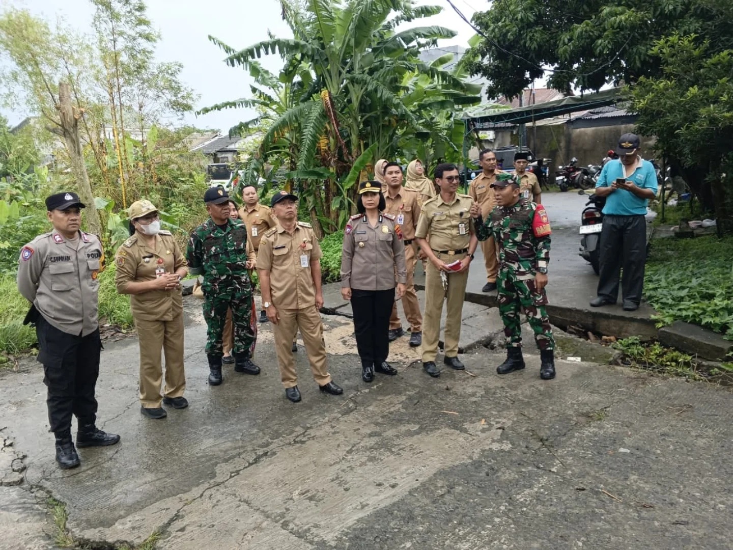 Forkopimcam Tembalang meninjau langsung lokasi pergeseran tanah di Jangli dan menyalurkan bantuan sembako kepada warga terdampak, Senin 9 Februari 2026 (foto: Polsek Tembalang)