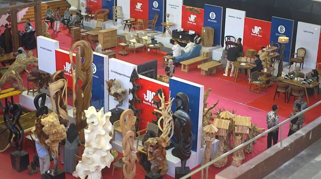 Produk mebel ukir Jepara dipamerkan dalam JIF-BW 2026 sebagai wujud inovasi dan tradisi (foto: BI Jateng)