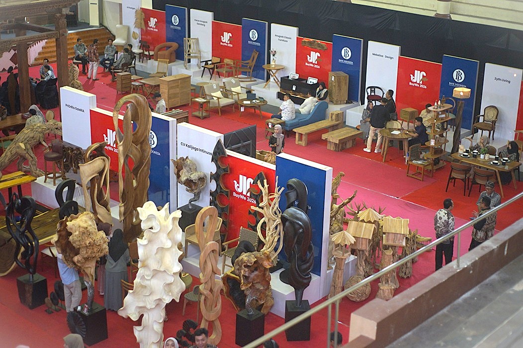 Produk mebel ukir Jepara dipamerkan dalam JIF-BW 2026 sebagai wujud inovasi dan tradisi (foto: BI Jateng)