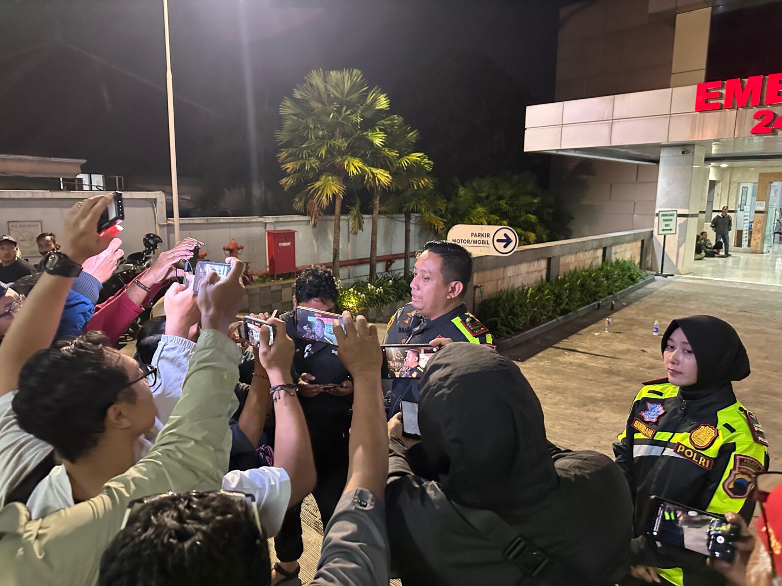 Kasat Lantas Polres Semarang AKP Lingga Ramadhani memberikan keterangan soal kecelakaan di Bawen (foto: Polres Semarang)