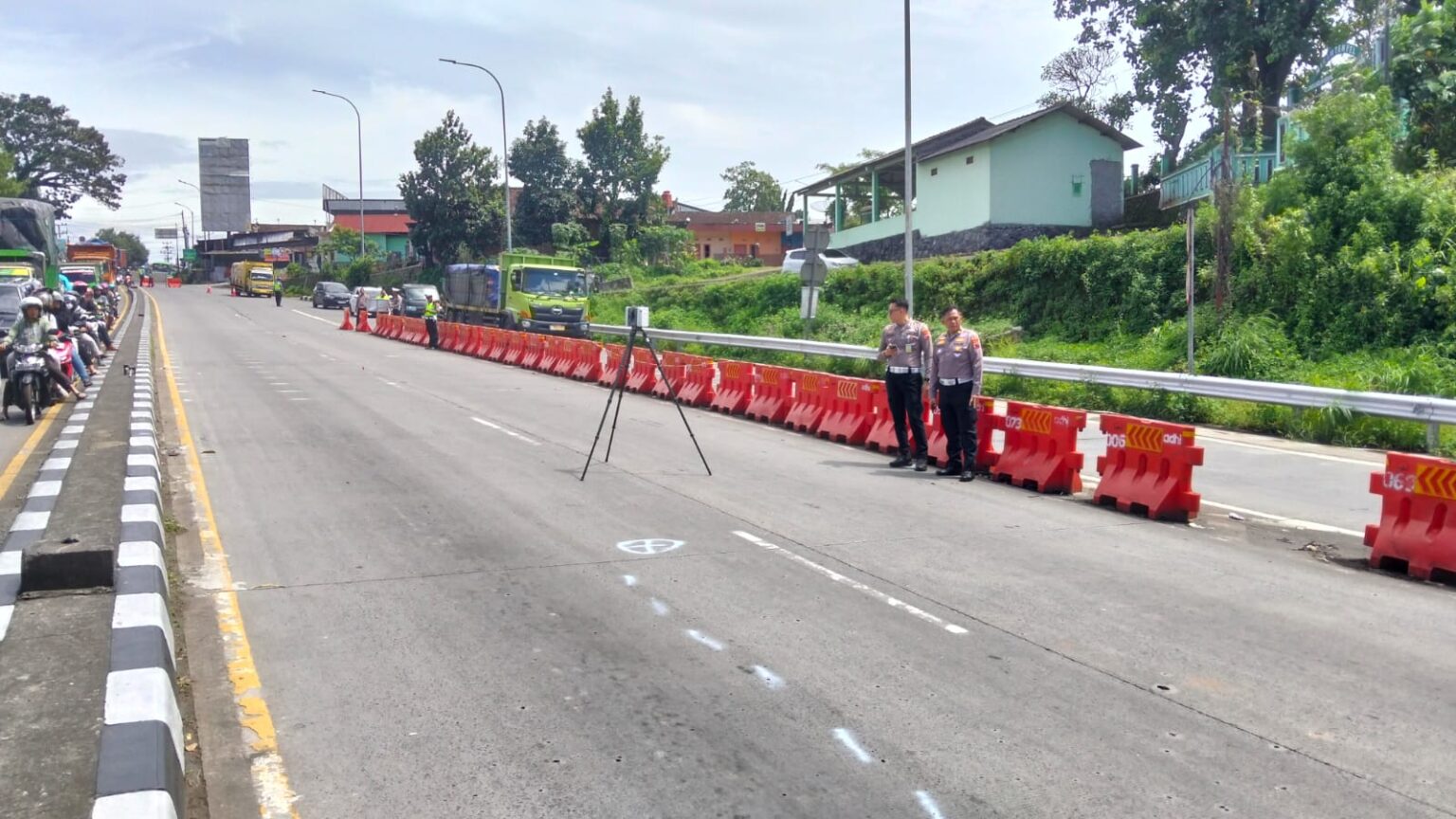 Tim TAA Polda Jateng bersama Polres Semarang melakukan olah TKP kecelakaan beruntun (foto: Polres Semarang) Tim TAA Polda Jateng bersama Polres Semarang melakukan olah TKP kecelakaan beruntun (foto: Polres Semarang)