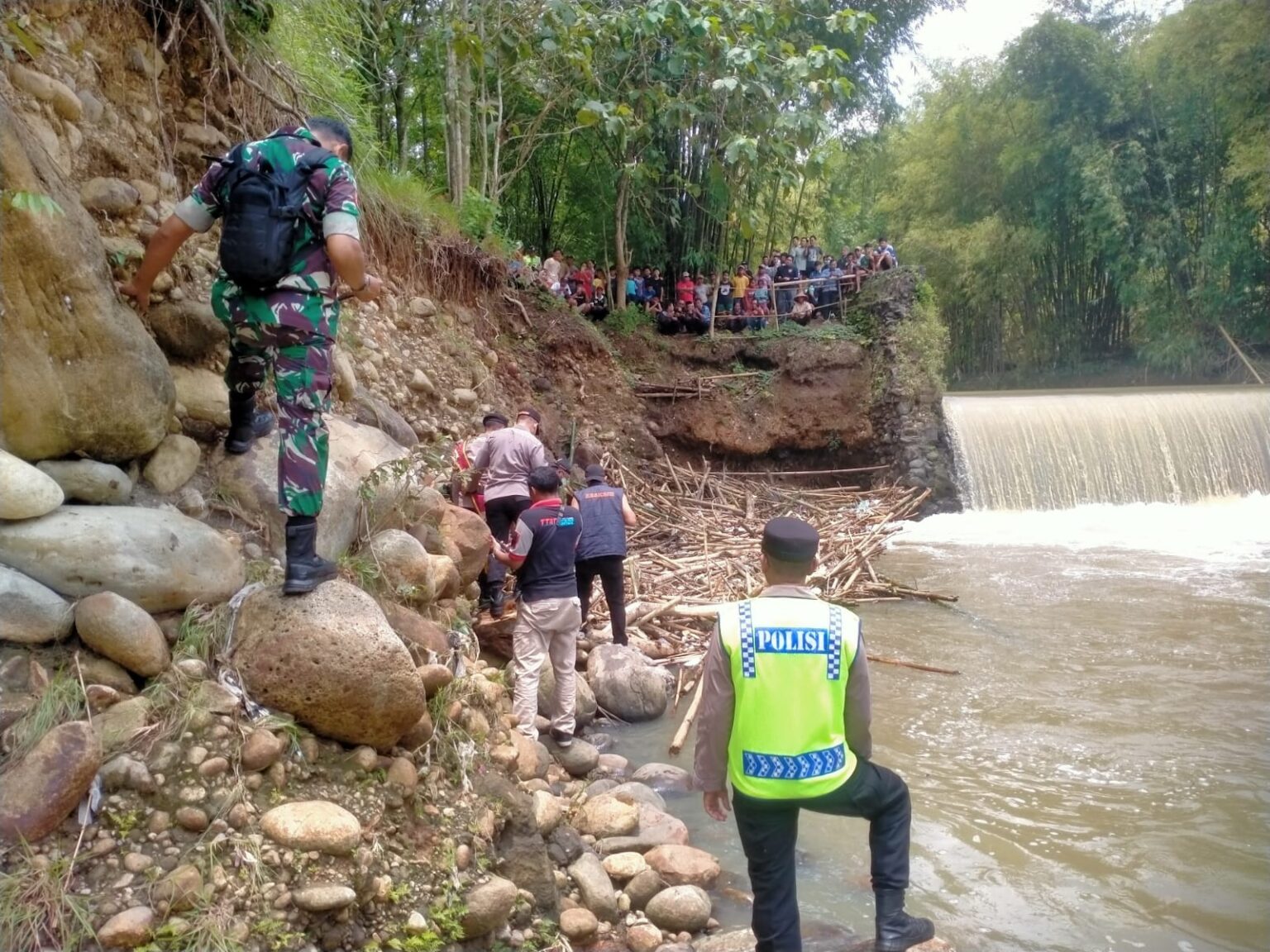 Tim Inafis Polres Semarang melakukan pemeriksaan di lokasi penemuan bayi di Sungai Senjoyo 17 Maret 2026 (foto: Polres Semarang)