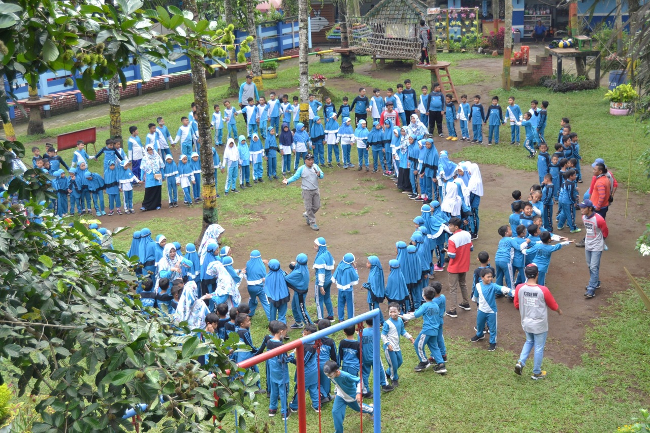 ilustrasi outbond (foto: SDIT Kota Wali Demak)