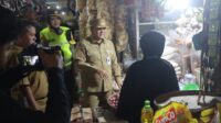Bupati Semarang Ngesti Nugraha meninjau harga bahan pokok di Pasar Babadan, Ungaran Barat, Senin 16 Maret 2026 (foto: Pemkab Semarang)
