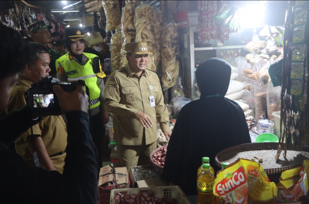 Bupati Semarang Ngesti Nugraha meninjau harga bahan pokok di Pasar Babadan, Ungaran Barat, Senin 16 Maret 2026 (foto: Pemkab Semarang)