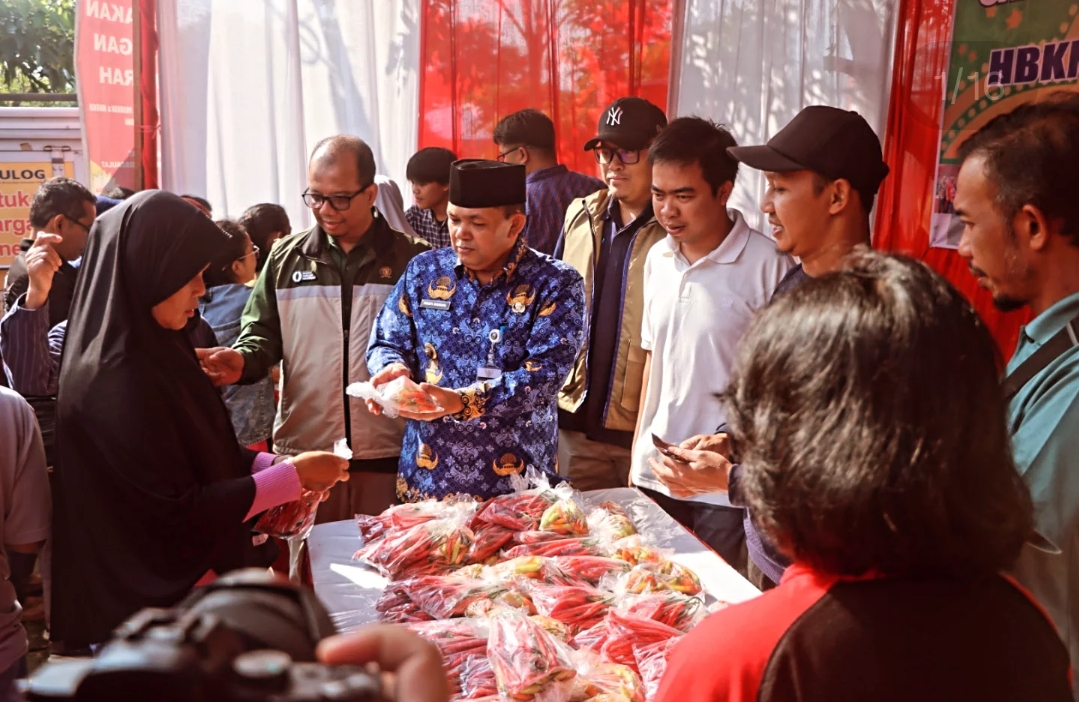 Suasana Gerakan Pangan Murah di Kabupaten Semarang, warga antusias membeli bapokting dengan harga terjangkau (foto: Pemkab Semarang)