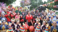Wali Kota Semarang ditengah peserta Parade Imlek Nusantara 2026 di Jakarta. (matasemarang.com/Lia Dina)