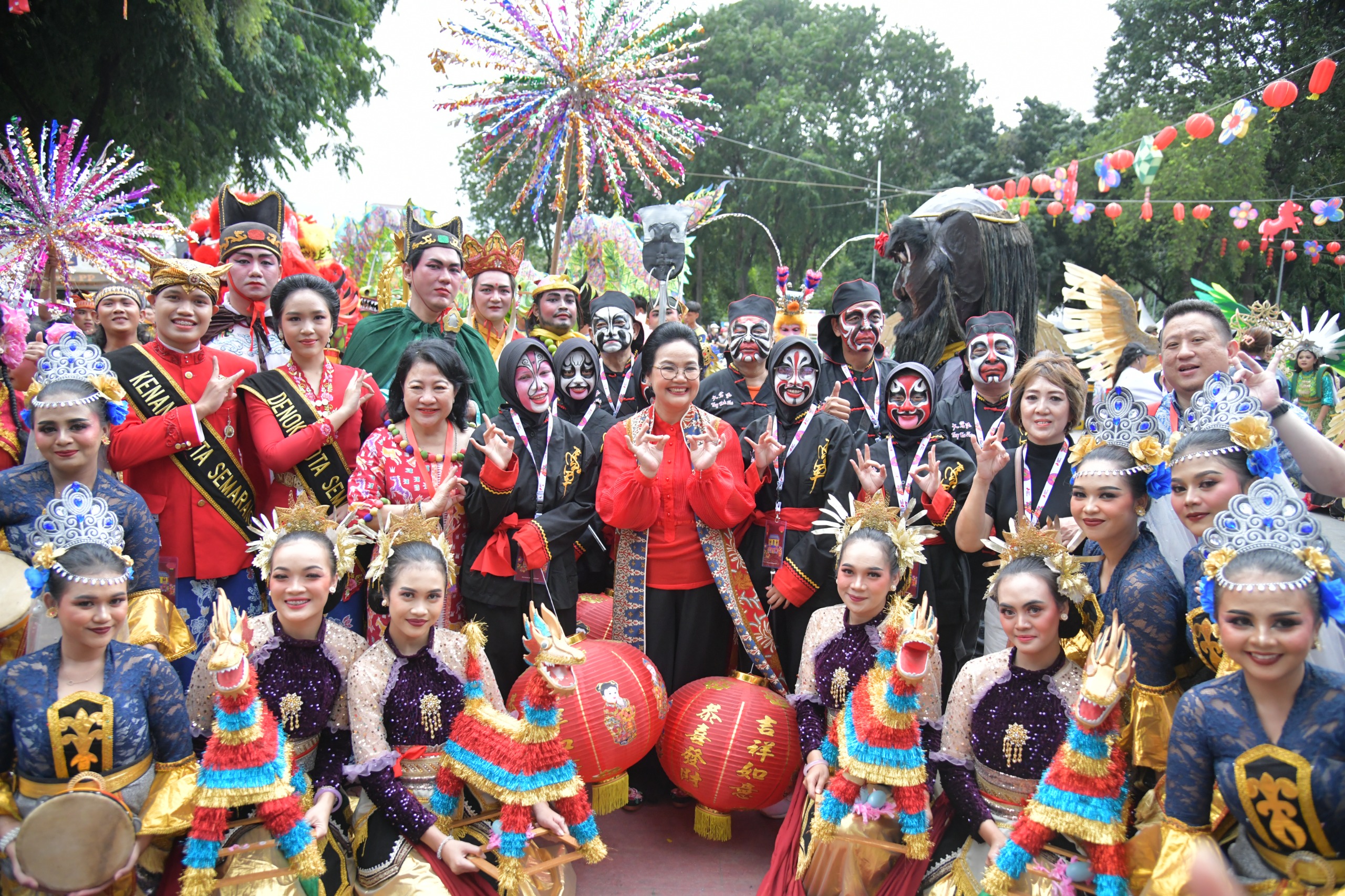 Wali Kota Semarang ditengah peserta Parade Imlek Nusantara 2026 di Jakarta. (matasemarang.com/Lia Dina)