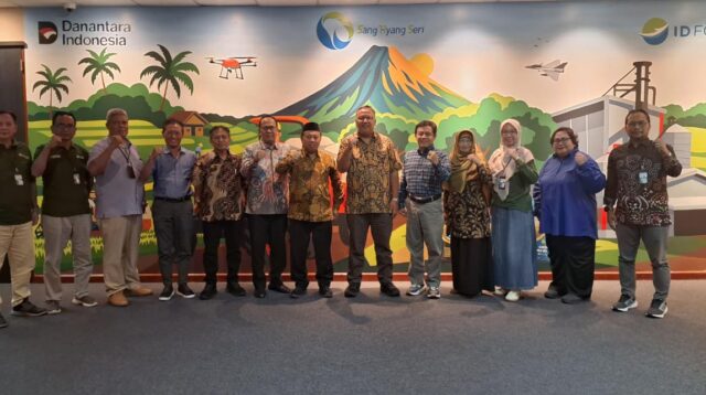 Direktur Utama PT Sang Hyang Seri dan Rektor Unsoed menandatangani nota kesepahaman pengembangan varietas padi unggul di Jakarta (foto: Humas Unsoed)