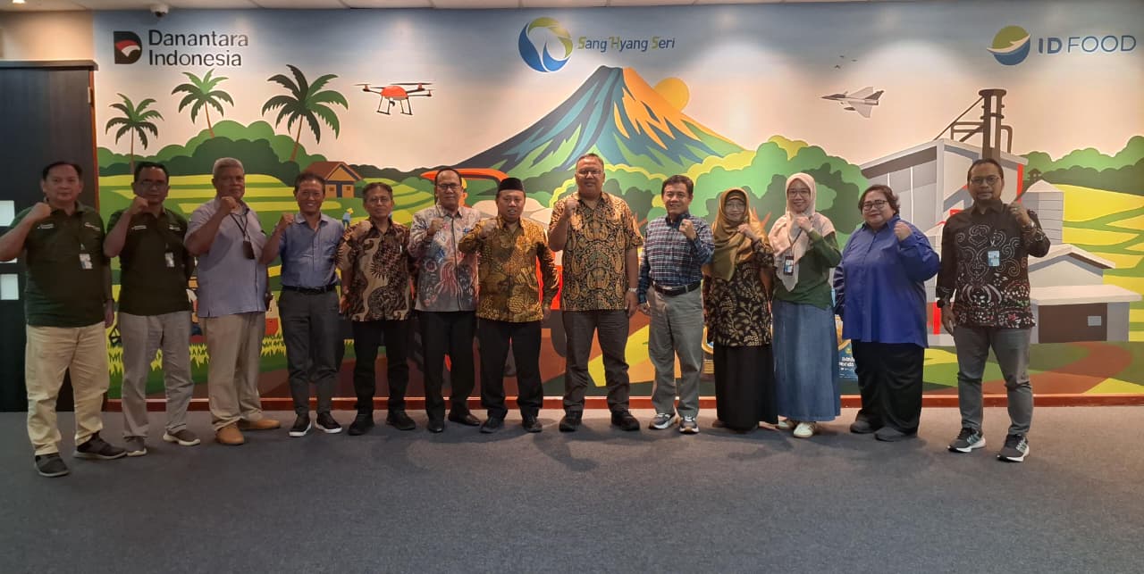 Direktur Utama PT Sang Hyang Seri dan Rektor Unsoed menandatangani nota kesepahaman pengembangan varietas padi unggul di Jakarta (foto: Humas Unsoed)