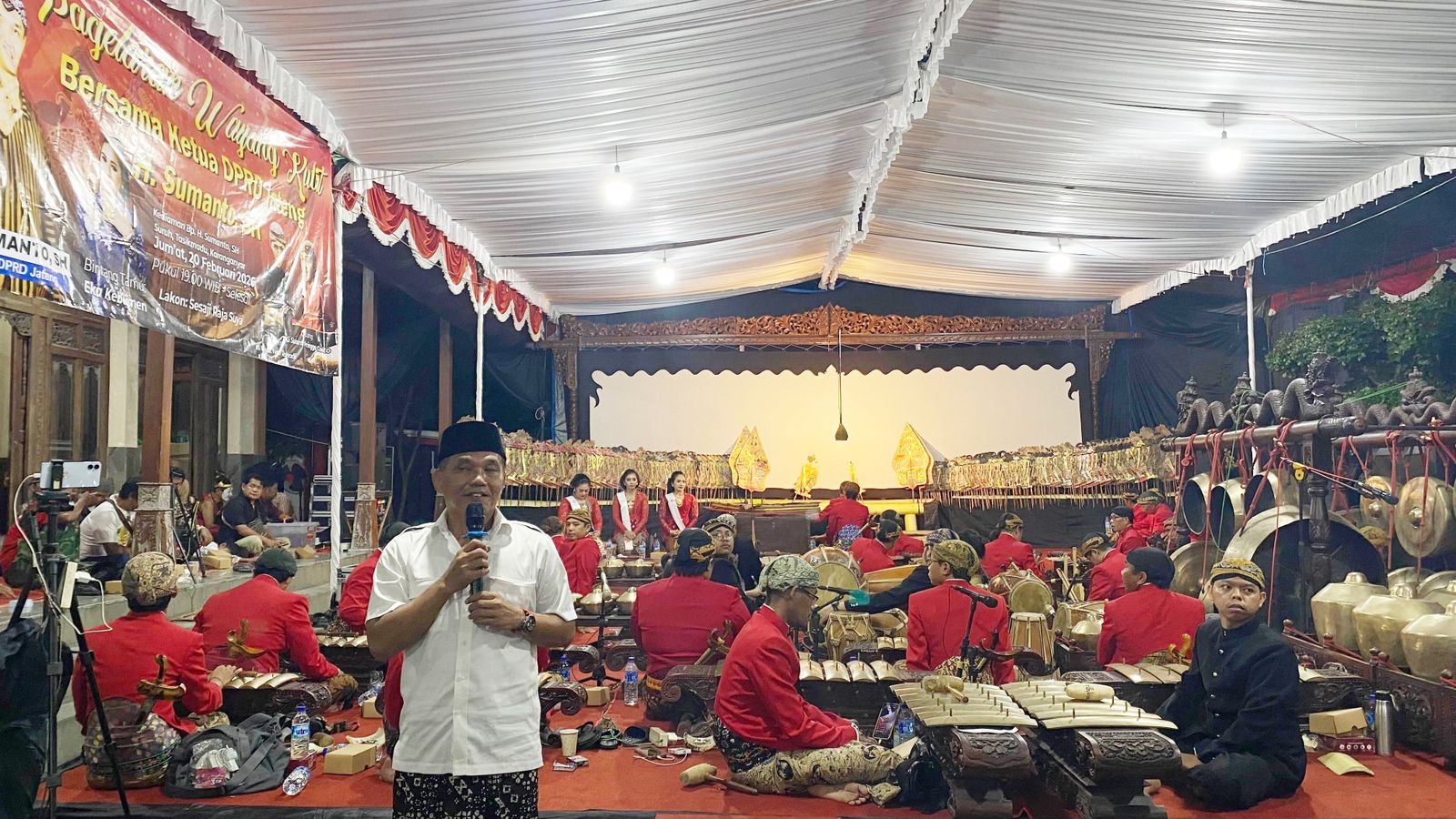 Ketua DPRD Jateng Sumanto saat membuka pergelaran wayang kulit di Karanganyar