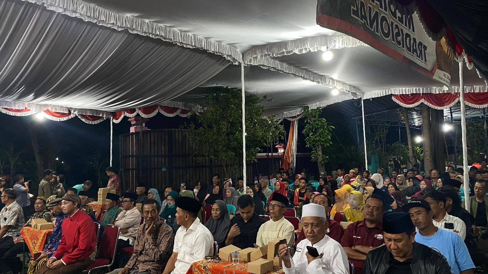 Ketua DPRD Jateng Sumanto saat membuka pergelaran wayang kulit di Karanganyar