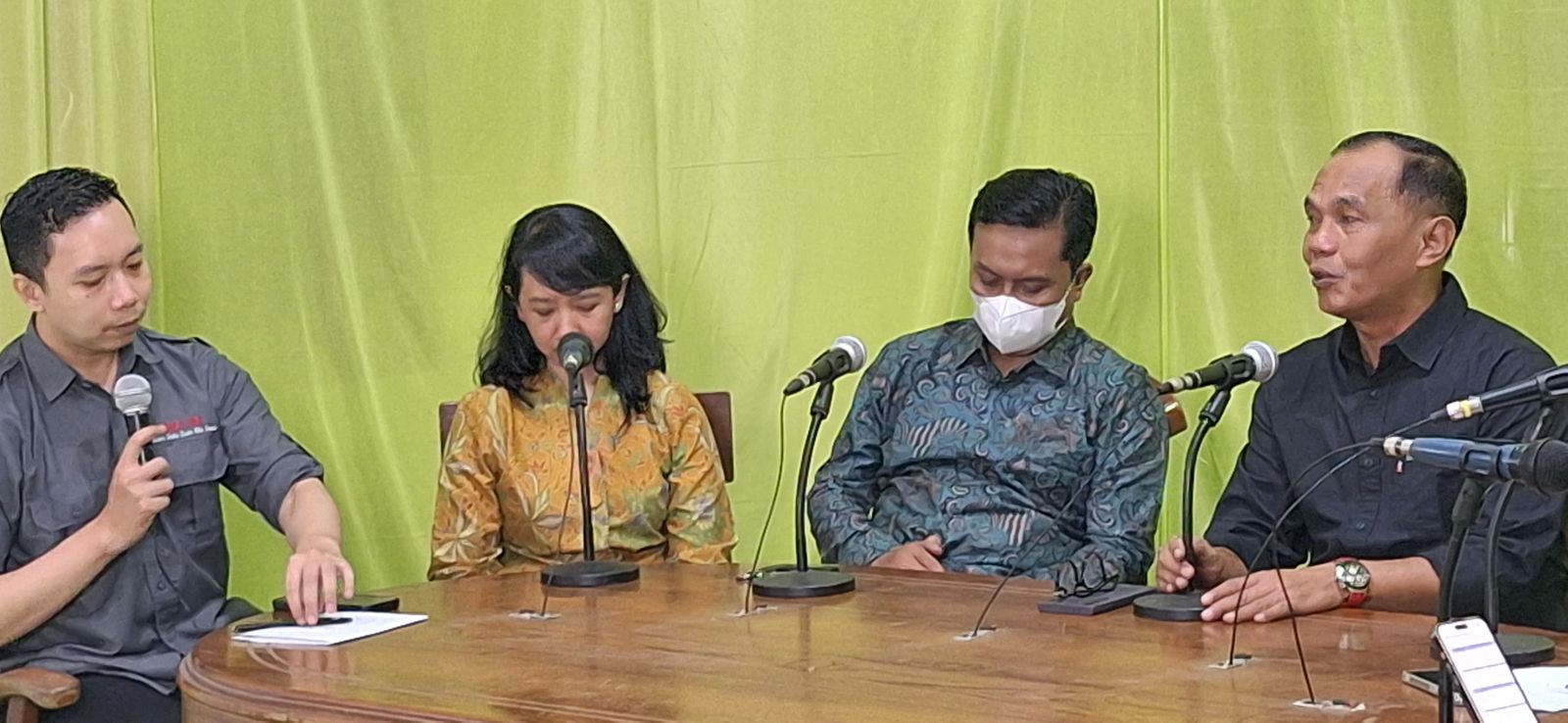 Ketua DPRD Jateng Sumanto saat menjadi narasumber dialog Ramadan di Swiba FM Karanganyar