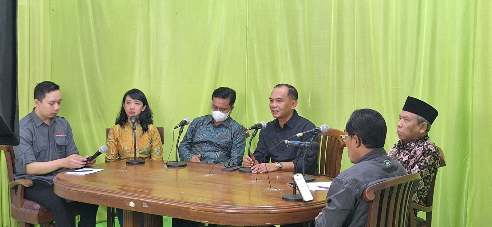Ketua DPRD Jateng Sumanto saat menjadi narasumber dialog Ramadan di Swiba FM Karanganyar