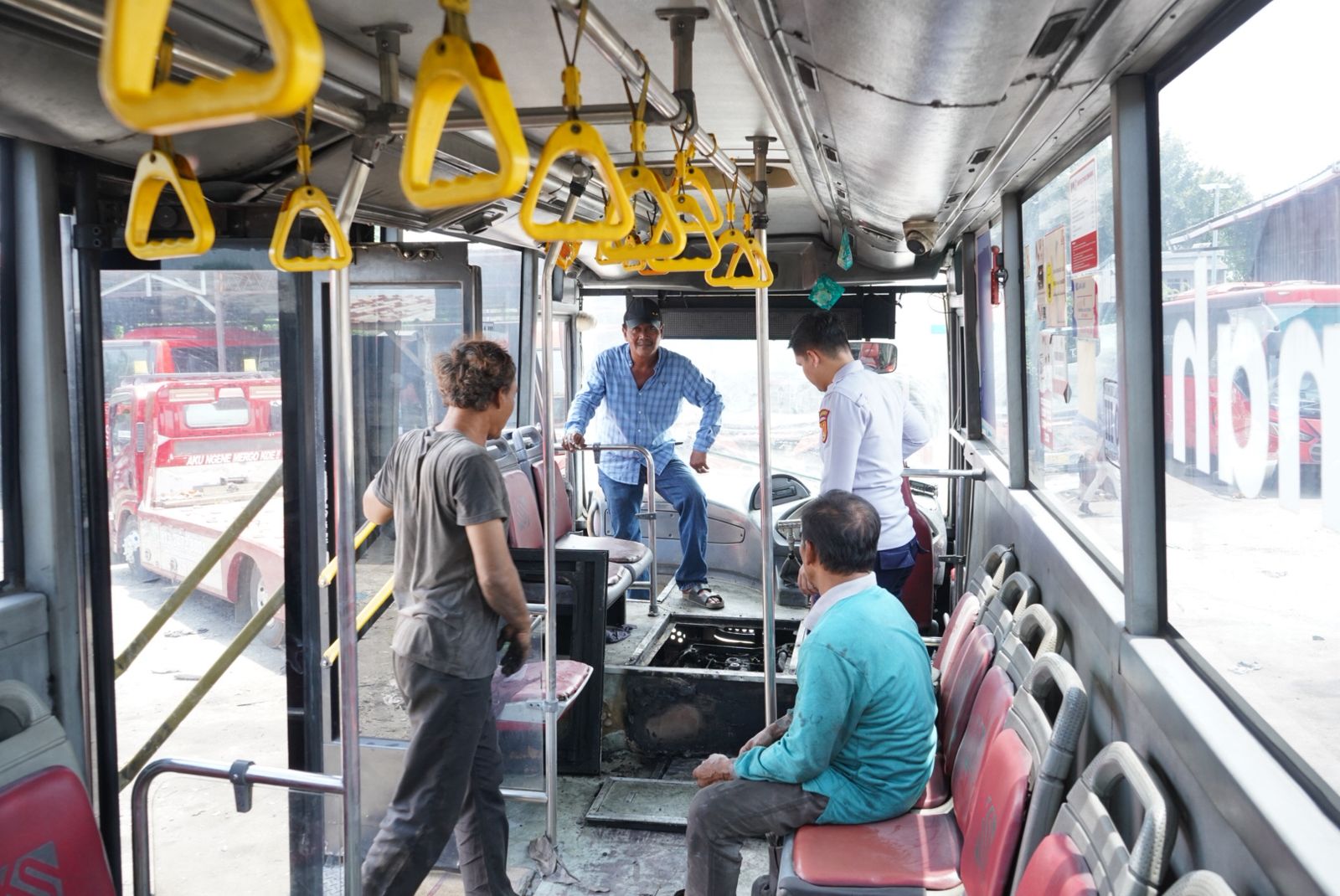 Bus Trans Semarang terbakar di Jalan DR Wahidin, seluruh penumpang berhasil dievakuasi (foto: Trans Semarang)