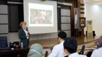 Prof. Myrra Vernooij-Dassen saat menyampaikan kuliah pakar di FK Unsoed tentang pentingnya social health dalam pencegahan demensia (foto: Humas Unsoed) Prof. Myrra Vernooij-Dassen saat menyampaikan kuliah pakar di FK Unsoed tentang pentingnya social health dalam pencegahan demensia (foto: Humas Unsoed)