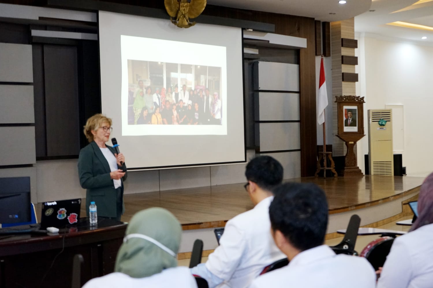 Prof. Myrra Vernooij-Dassen saat menyampaikan kuliah pakar di FK Unsoed tentang pentingnya social health dalam pencegahan demensia (foto: Humas Unsoed) Prof. Myrra Vernooij-Dassen saat menyampaikan kuliah pakar di FK Unsoed tentang pentingnya social health dalam pencegahan demensia (foto: Humas Unsoed)