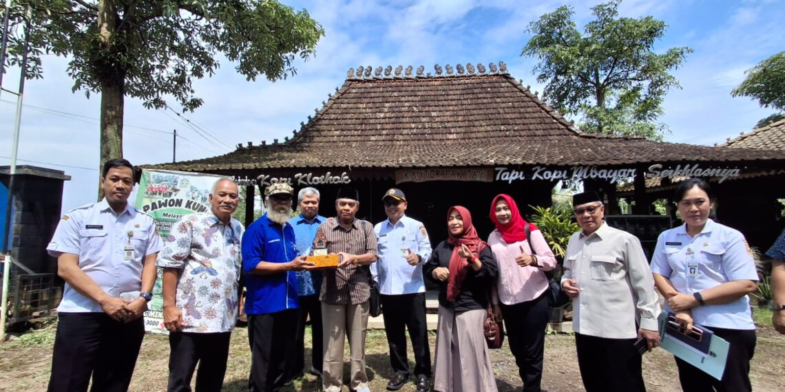 Komisi B DPRD Jateng saat mengunjungi Desa Wisata Mina Padi Samberembe Sleman (foto: DPRD Jateng)