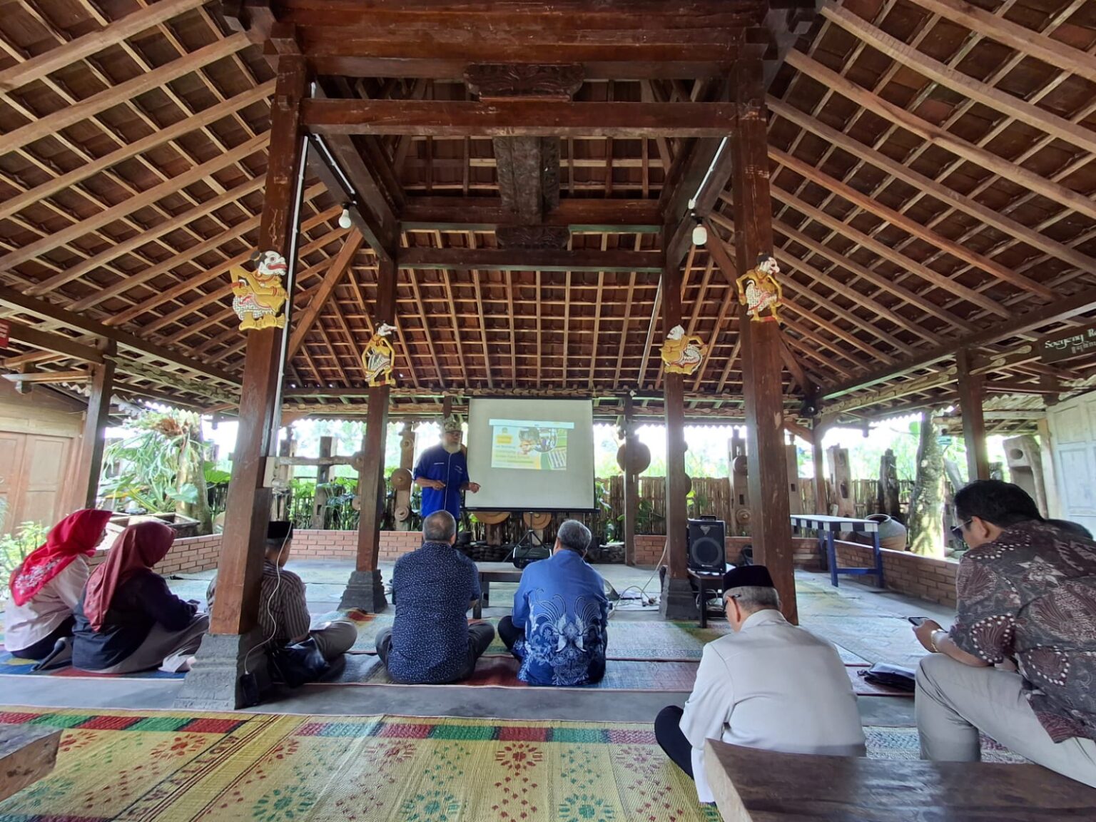 Komisi B DPRD Jateng saat mengunjungi Desa Wisata Mina Padi Samberembe Sleman (foto: DPRD Jateng)