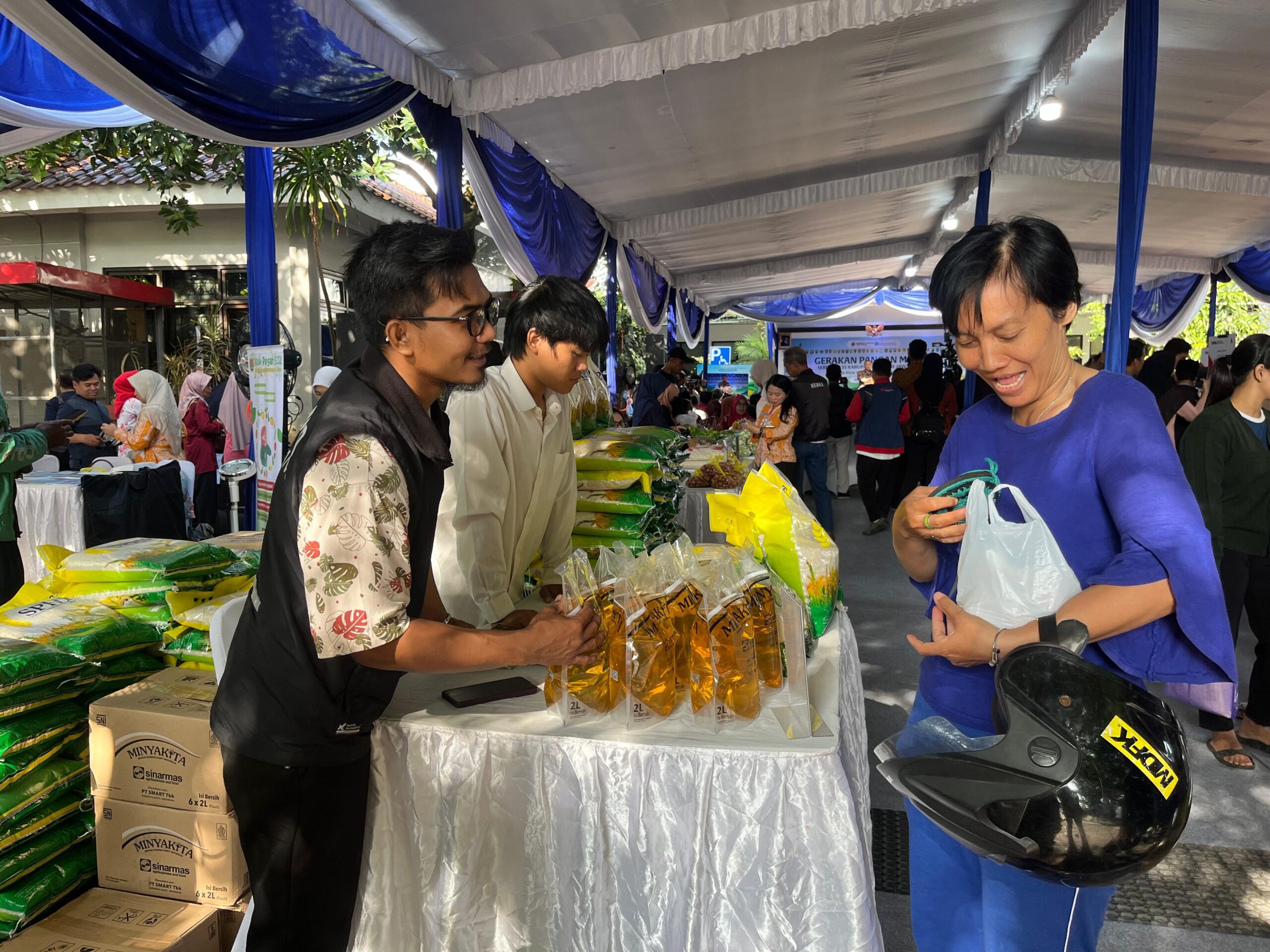 gerakan pasar murah di kecamatan Semarang Barat. (matasemarang.com/Lia DIna)