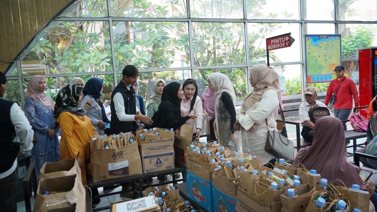 Penumpang BRT Trans Semarang menerima parcel Ramadan Jumat 6 Maret 2026 (foto: Trans Semarang)