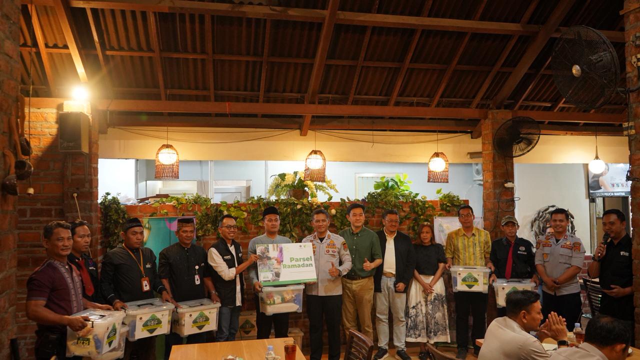 Penumpang BRT Trans Semarang menerima parcel Ramadan Jumat 6 Maret 2026 (foto: Trans Semarang)