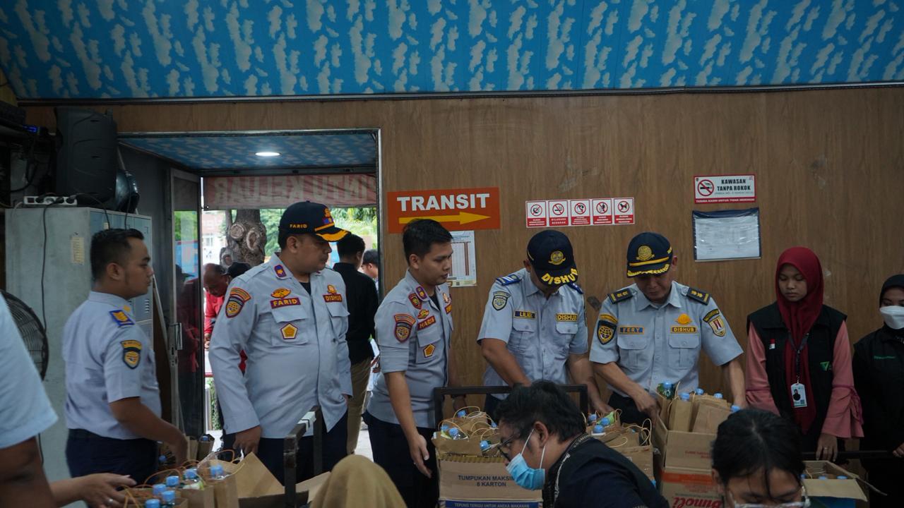 Penumpang BRT Trans Semarang menerima parcel Ramadan Jumat 6 Maret 2026 (foto: Trans Semarang)