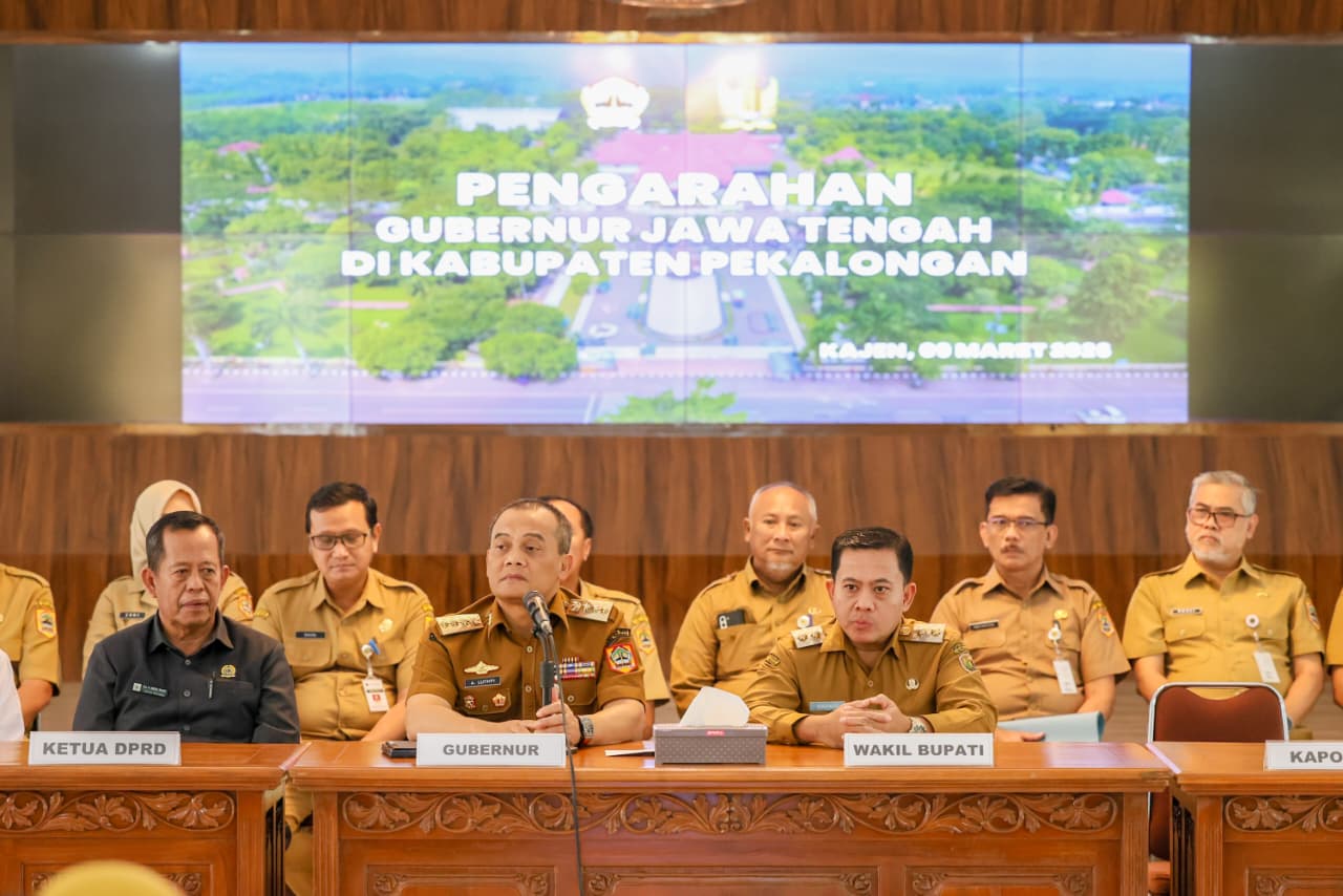Gubernur Jawa Tengah Ahmad Luthfi memberikan arahan soal transparansi pengadaan barang dan jasa di Pemkab Pekalongan, Senin 9 Maret 2026 (Pemprov Jateng)