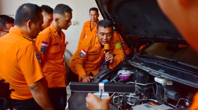 Personel SAR Semarang mengikuti pelatihan penanganan kecelakaan mobil listrik bersama dealer BYD Haka Auto (foto: Basarnas Semarang)